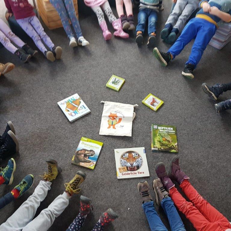 Büchereifuchs mit den Vorschulkindern