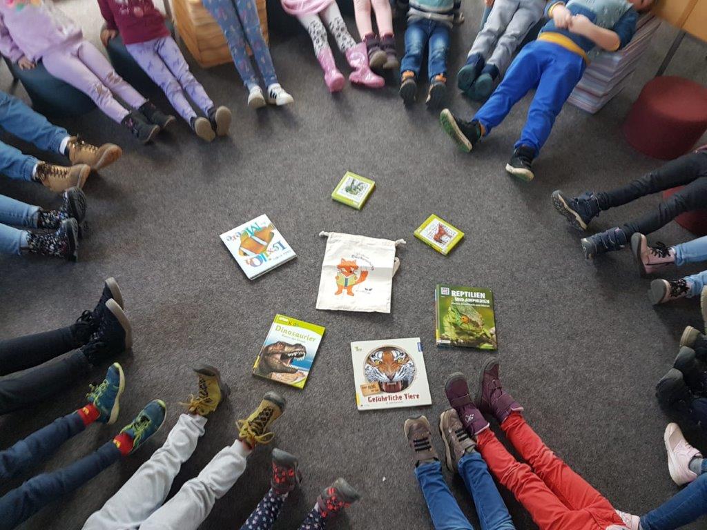 Büchereifuchs mit den Vorschulkindern