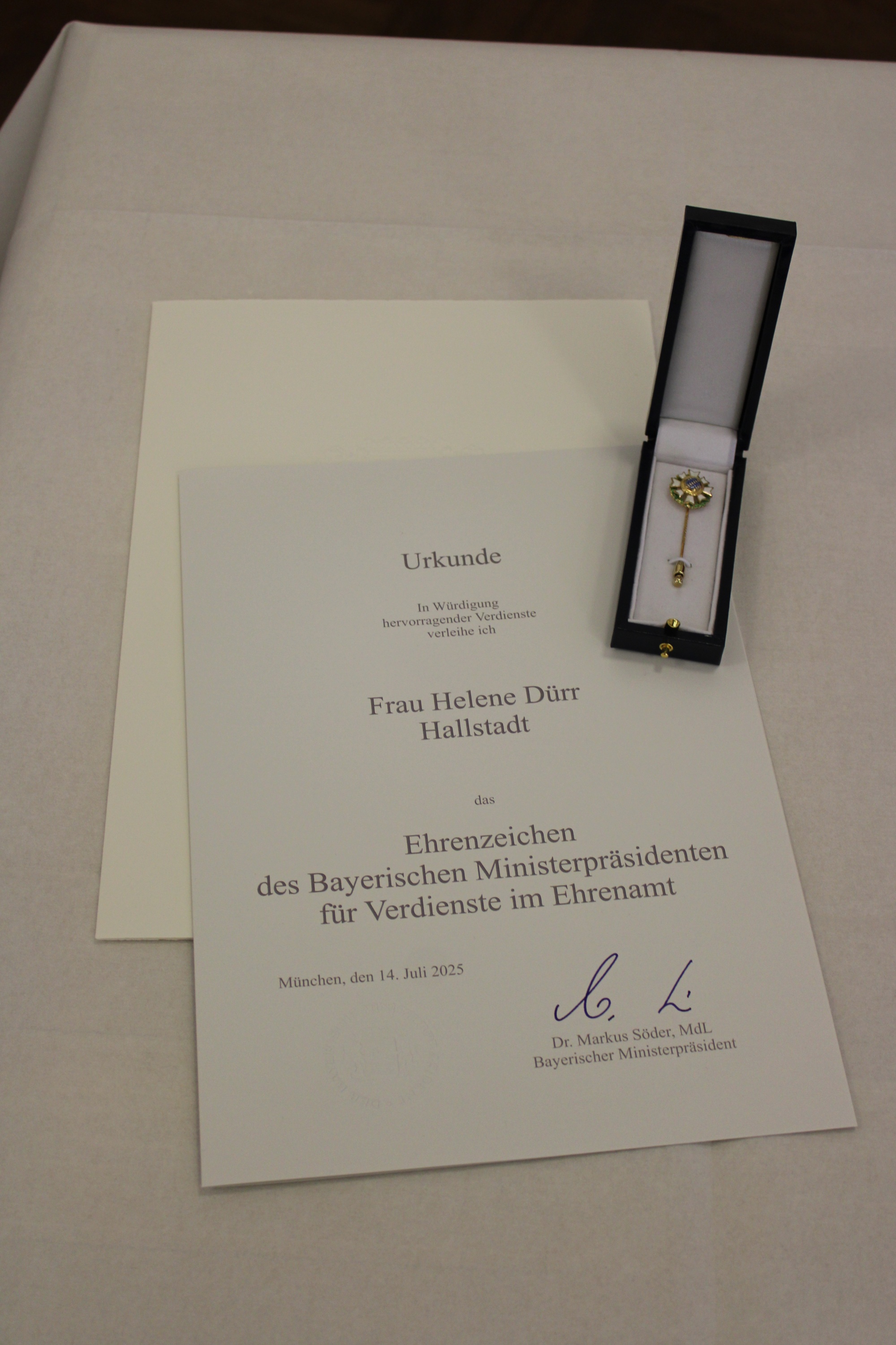 Urkunde und Ehrennadel