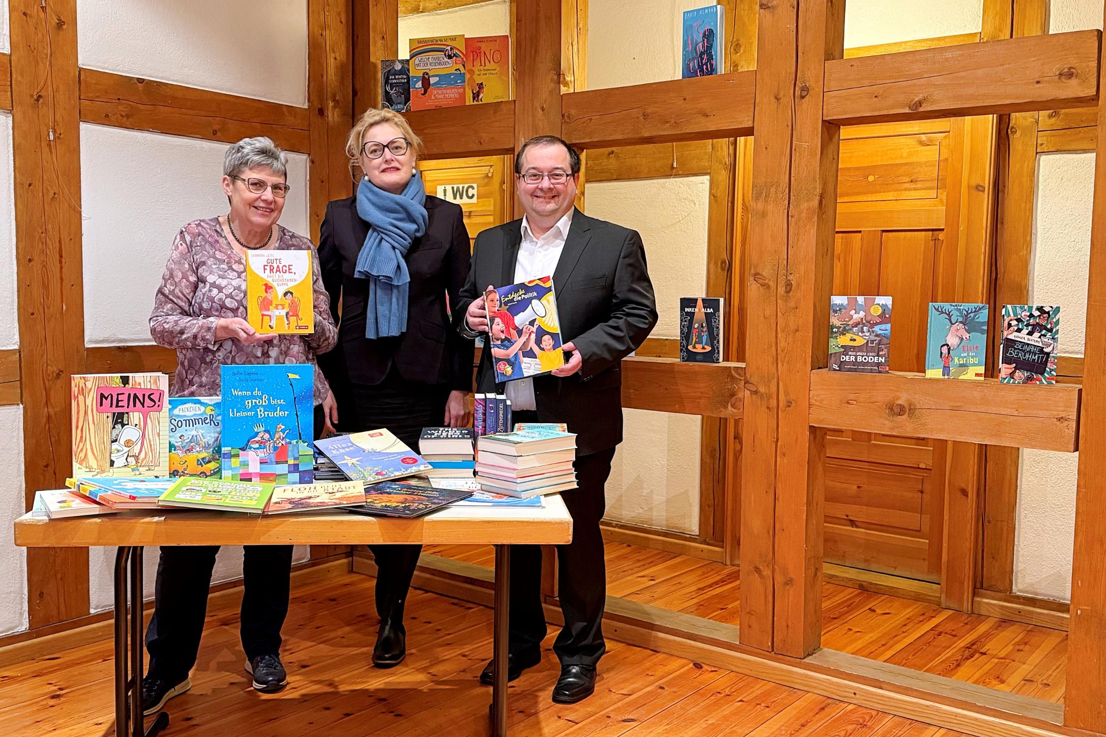 Übergabe der Bücherspende