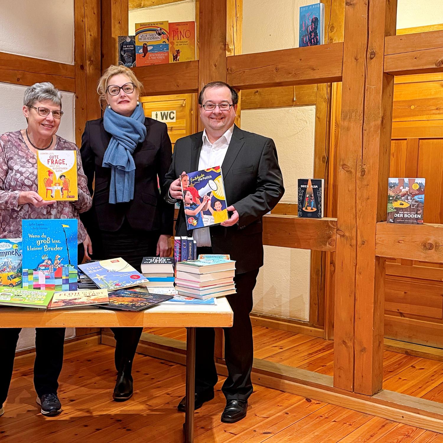 Übergabe der Bücherspende
