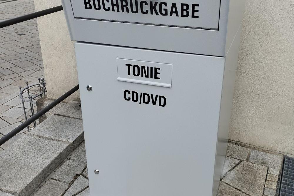Medienrückgabebox vor der Bücherei