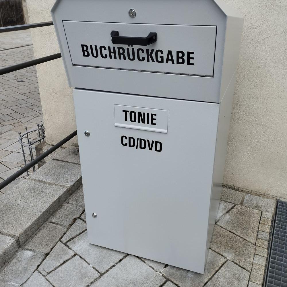 Medienrückgabebox vor der Bücherei