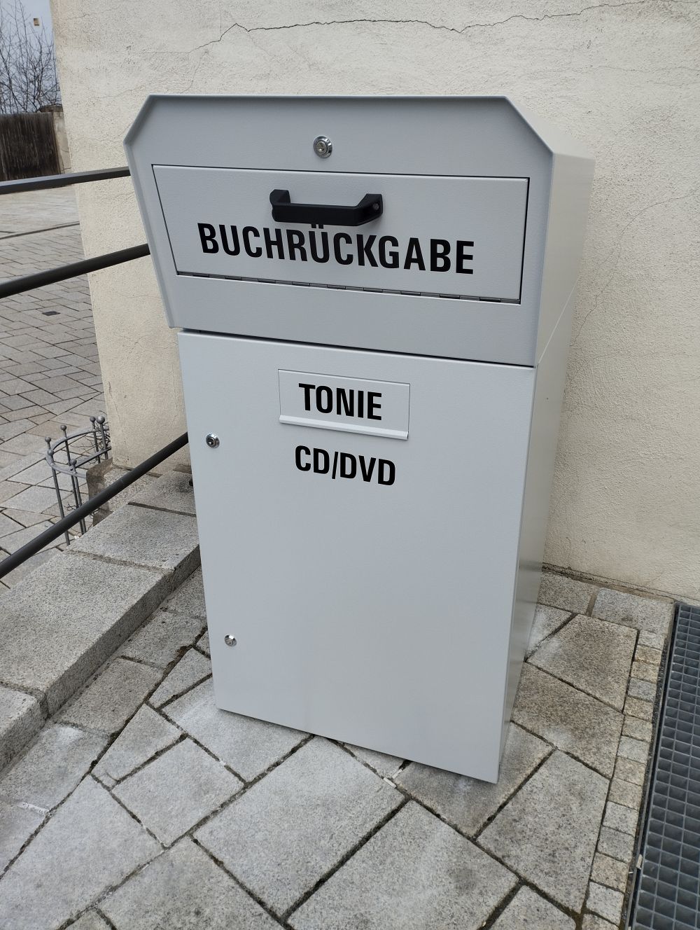 Medienrückgabebox vor der Bücherei