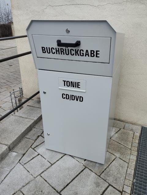 Medienrückgabebox vor der Bücherei