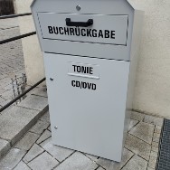 Medienrückgabebox vor der Bücherei