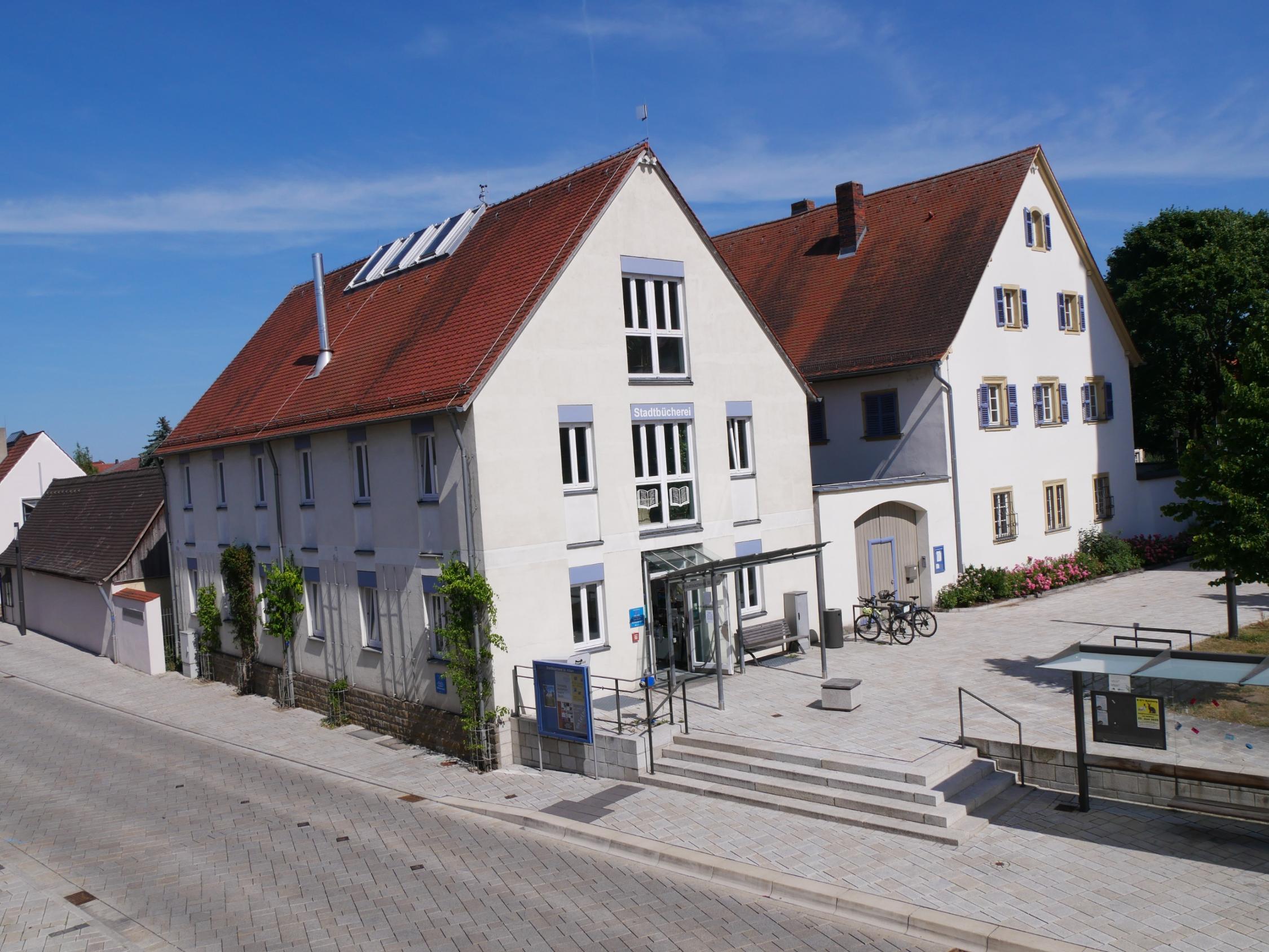 Blick auf die Frontseite der Bücherei